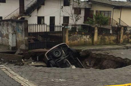 Juan Zapata, secretario de Seguridad del Municipio de Quito, informó que en el barrio Ana María Bajo se reportaron “lamentablemente” la generación de tres agujeros. Foto: Alfredo Lagla / ÚN