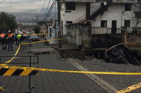 En el lugar las autoridades dispusieron la ubicación de un puesto de mando con todas las entidades de respuesta del Municipio de Quito. Foto: ÚN