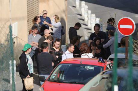 La gente aguarda por información junto al cordón policial alrededor del Instituto Grasse. Foto: AFP