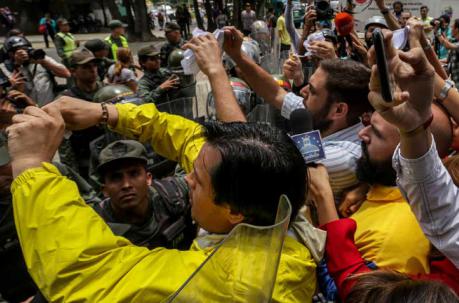 Soldados de la Guardia Nacional (i) impiden el paso de un grupo de diputados que protestan en la sede del Tribunal Supremo de Justicia ayer, jueves 30 de marzo de 2017, en Caracas (Venezuela). Foto: EFE