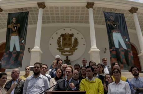 El presidente de la Asamblea Nacional de Venezuela (AN), el opositor Julio Borges (c), habla durante una rueda de prensa, desde el Palacio Legislativo ayer, jueves 30 de marzo de 2017, en Caracas (Venezuela). Foto: EFE