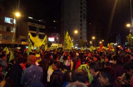 Los seguidores de Alianza País se mantendrán en vigilia cerca del CNE. Foto: ÚN