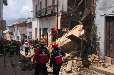 Una casa patrimonial quedó en escombros y dejó dos heridos. Foto: Cortesía / COE Metropolitano