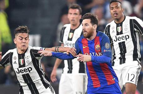 El jugador Paulo Dybala (i) de Juventus disputa el balón con Lionel Messi (d) de Barcelona el martes 11 de abril de 2017. Foto: EFE