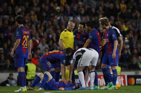 l delantero argentino del FC Barcelona Leo Messi permanece golpeado después de su caída. Foto: AFP