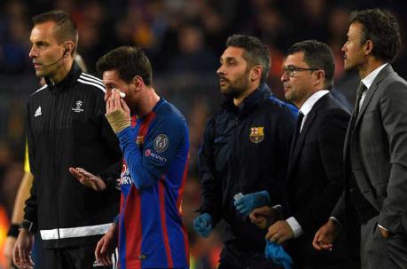 El delantero argentino del FC Barcelona Lionel Messi sostiene su herida tras caída en el partido entre Barcelona y Juventus. Foto: AFP