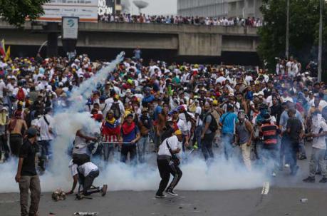 Centenares de opositores en distintos puntos en Caracas se enfrentaron hoy a los cuerpos de seguridad para mantenerse en las calles protestando. Foto: EFE
