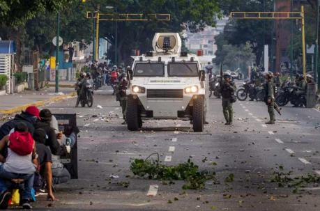 Manifestantes de la oposición se enfrentan con la Guardia Nacional Bolivariana ayer, miércoles 19 de abril de 2017, en Caracas (Venezuela). Foto: EFE
