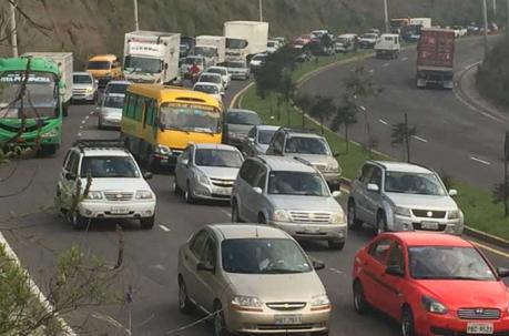La autopista Simón Bolívar se cerro parcialmente para atender a las víctmas de dos accidentes lo que provocó un fuerte trafico en sentido norte-sur. Foto: Eduardo Terán / ÚN