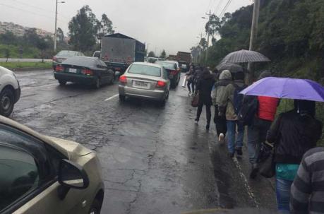 Los pasajeros debieron continuar por tramos a pie debido a la congestión en la avenida Simón Bolívar. Foto: UN