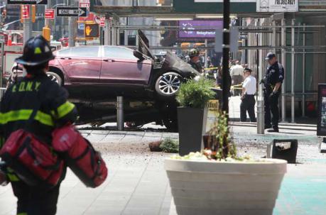 El suceso podría ser un accidente de tráfico protagonizado por un vehículo que chocó contra un poste de esa plaza de Nueva York y se incendió. Foto: EFE
