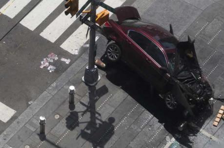 Vista del vehículo que ha atropellado a diez personas en Times Square, Nueva York. Foto: EFE