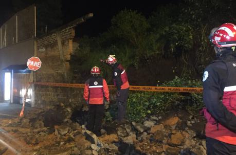 En Iñaquito el muro de un conjunto habitacional se desplomó en horas de la noche. Foto: Paúl Rivas / ÚN
