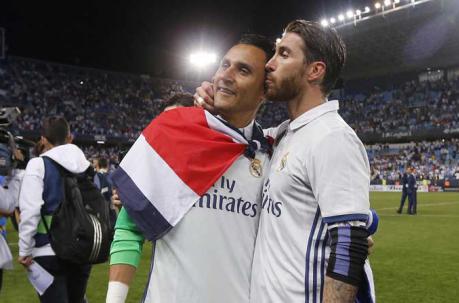 Keylor Navas celebra el título del Real Madrid con Sergio Ramos. Foto: EFE