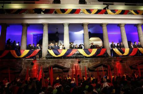 La posesión de los ministros en la plaza grande. Foto: Alfredo Lagla / ÚN