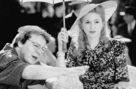 Madonna junto al director Alan Parker en el musical Evita (1996). Foto: IMDB