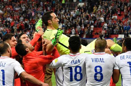 El portero chileno Claudio Bravo se levantó luego de que Chile ganara el partido de fútbol semifinal de la Copa Confederaciones de 2017 entre Portugal y Chile en el Kazan Arena de Kazan el 28 de junio de 2017.  Foto: AFP