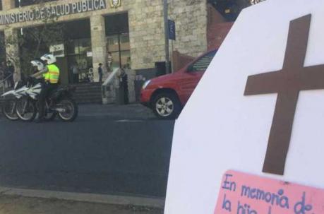 Con réplicas de féretros, sillas de ruedas, carteles y consignas, familiares y amigos de un denominado grupo de víctimas de una clínica de Quito organizaron un plantón en los exteriores del Ministerio de Salud. Foto: Paúl Rivas / ÚN