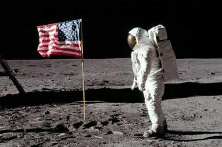 La comentada foto de la bandera estadounidense flameando en el espacio. Foto: TOmada de Infobae.