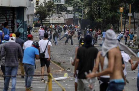 Miembros de la GNB comenzaron a dispersar las protestas en la vía pública de varias zonas de Caracas que desarrollan los opositores en el marco de un "paro cívico nacional" de 24 horas. Foto: EFE