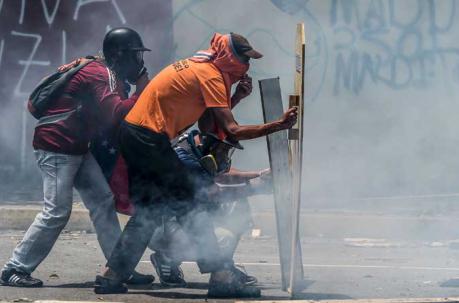 Los manifestantes de la oposición y la policía antidisturbios chocan durante una protesta contra el gobierno en Caracas, el 20 de julio de 2017. Foto: AFP