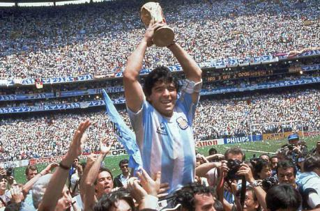 Diego Maradona levantando el trofeo de campeón del mundo en el estadio Azteca durante el Mundial de México 1986. Foto: Archivo