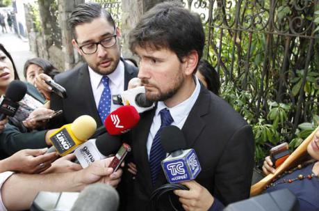 Jan Topic (izquierda) compareció ayer ante la Fiscalía. Foto: Vicente Costales / ÚN