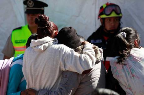 Los familiares entre lágrimas vieron como los bomberos rescataban el cuerpo del menor. Foto: Paúl Rivas / ÚN