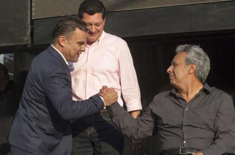 El presidente Lenín Moreno estrecha la mano de José Serrano, presidente la Asamblea Nacional, en la ciudad de Guayaquil el viernes 4 de agosto del 2017. Foto:  Enrique Pesantes / ÚN