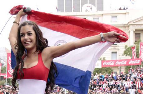 La modelo Larissa Riquelme acompañando a la Selección de Paraguay en el mundial de Sudáfrica 2010. Foto: Archivo