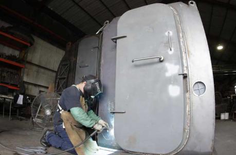 Un trabajador arregla uno de los refugios mas vendidos de la empresa Atlas Survival Shelters, el refugio antibombas FallNado. Foto: EFE