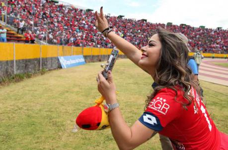 La modelo Larissa Riquelme se puso la ‘roja’ de El Nacional y paseó para los aficionados. Foto: ÚN