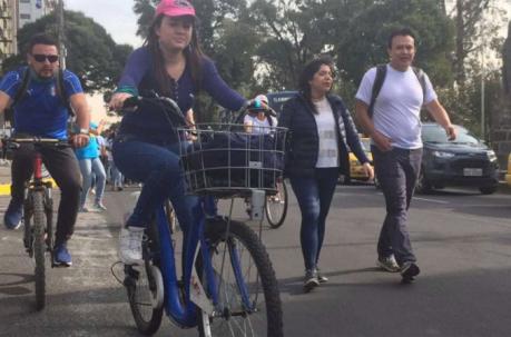 Montados en bicicletas propias y públicas los asistentes emprendieron un recorrido por la avenida Amazonas. Foto: Eduardo Terán / ÚN