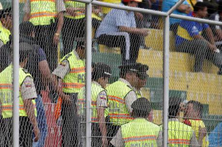 Los jugadores de Aucas reclaman una decisión del árbitro. Foto: Patricio Terán / ÚN
