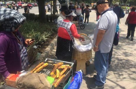 Los peatones piden menos comerciantes en El Ejido. Foto: Paúl Rivas / ÚN
