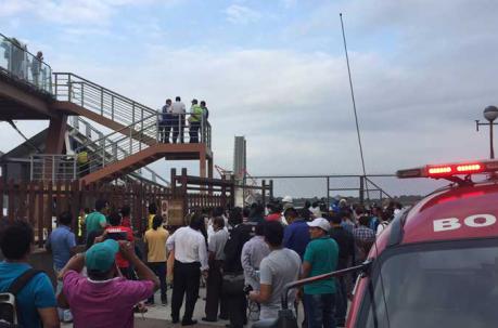 Autoridades dispusieron que los moradores del sector sean trasladados en lanchas. Foto: Mario Faustos / ÚN