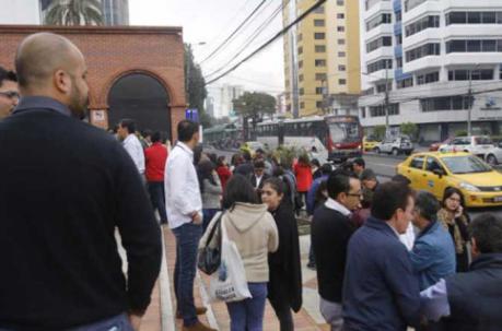 En Quito, los ciudadanos evacuaron de los edificios en el norte de Quito. Foto: Alfredo Lagla / ÚN