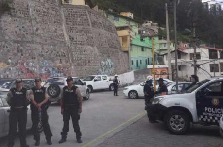 Policía rastrea los restos de Samuel Chambers en Guápulo. Foto: Julio Estrella / ÚN
