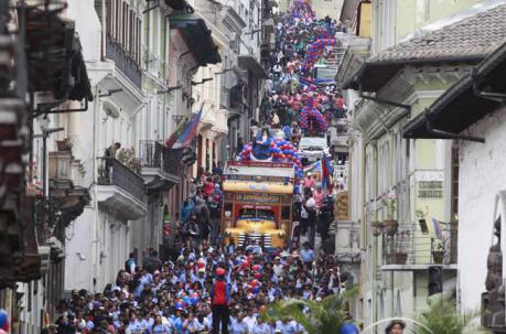 Las comerciantes de los centros de abasto más conocidas como 'caseritas' consideran a este desfile como una demostración del gran cariño que le tienen a la ciudad. Foto: Paúl Rivas / ÚN
