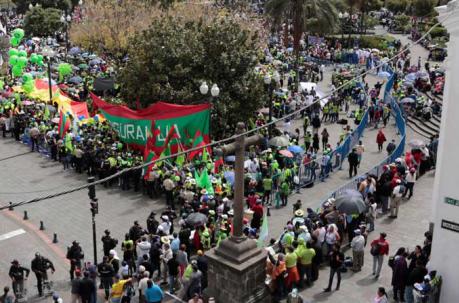 La Plaza Grande recibió desde tempranas horas a los partidarios del presidente Lenín Moreno. Foto: Alfredo Lagla / ÚN