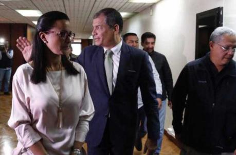 Rafael Correa saludó a Jorge Glas en la Corte Nacional. Foto: Diego Pallero / ÚN