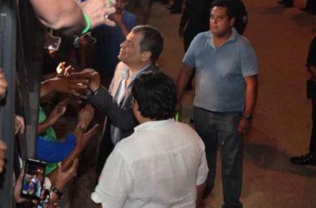 El expresidente de la República, Rafael Correa, llegó la noche de este lunes 4 de diciembre del 2017 hasta la zona de vuelos privados. Foto: Enrique Pesantes / ÚN