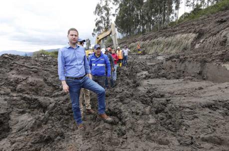 El alcalde Mauricio Rodas llegó hasta el lugar del deslizamiento de tierra en la escombrera de El Troje. Foto: Alfredo Lagla / ÚN