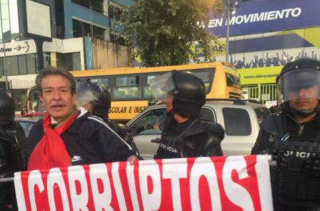 Los manifestantes portaron carteles en referencia al juicio contra Jorge Glas. Foto: Paúl Rivas / ÚN
