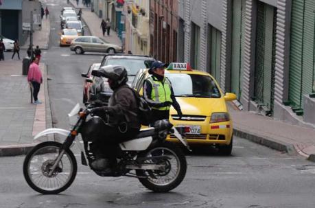 Agentes de tránsito realizando su labor en el centro de Quito. Foto: Alfredo Lagla / ÚN