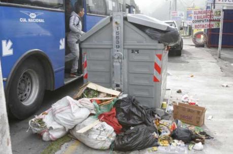 Los desperdicios están desperdigados fuera de los contenedores desde hace varios días en varios sectores de la ciudad. Foto: Eduardo Terán / ÚN