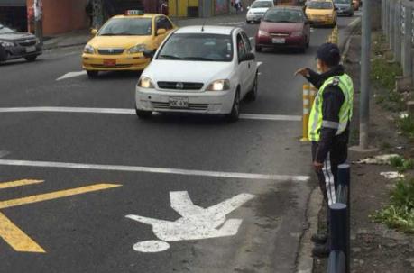 El cruce peatonal a nivel de la av. Mariscal Sucre y Humberto Albornoz, a la altura de La Comuna, al norte de Quito, empezó a funcionar desde hoy, jueves, 28 de diciembre del 2017. Foto: Eduardo Terán / ÚN
