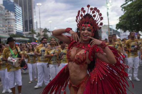 Las escuelas de samba trabajan contra el tiempo en su preparaciòn para el carnaval. Foto: AFP