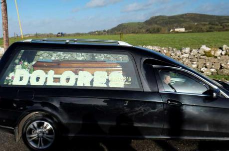 Un coche fúnebre transporta el féretro de la cantante Dolores O'Riordan. Foto: EFE