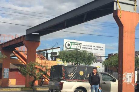 Luego de ocho meses comenzaron los trabajos de reparación del puente peatonal ubicado en la Av. Galo Plaza Lasso y Luis Tufiño. Foto: Eduardo Terán / ÚN